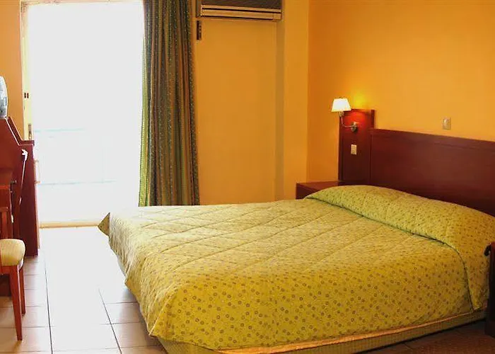 阿尔特弥斯酒店 2* 托隆